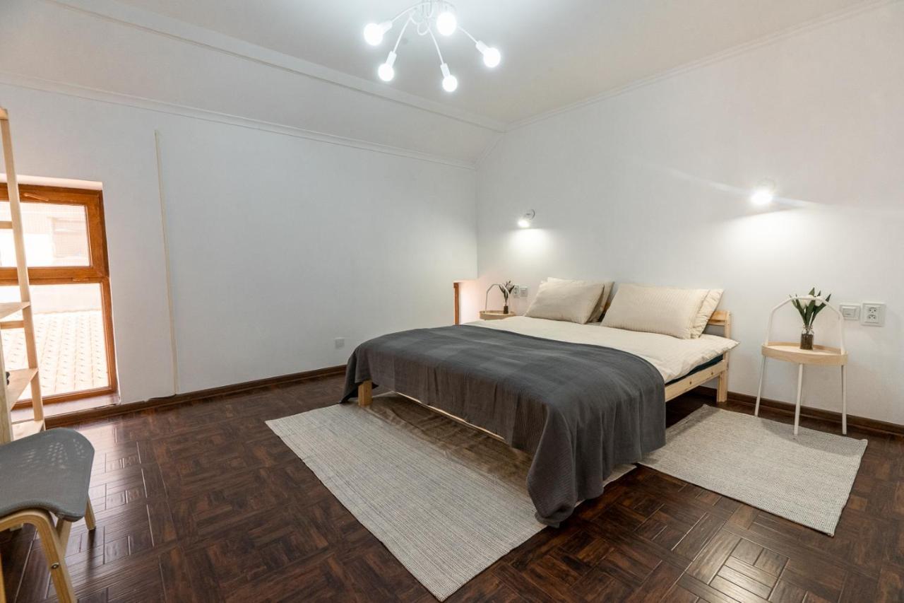 Albergue Modern Loft Lighthouse Karakol Exterior foto
